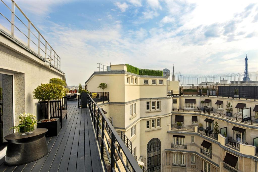 Private Balcony Overlooking Paris. Prince de Galles