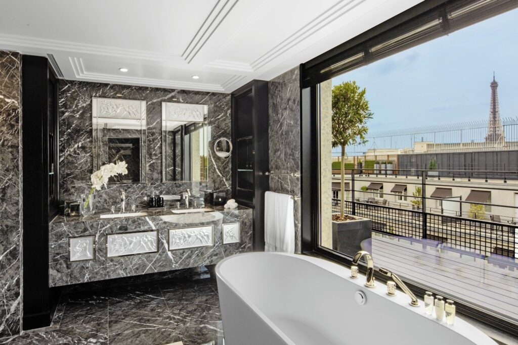 The en-suite bathroom The Presidential Suite at Prince de Galles, Paris